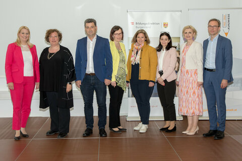 Landesrätin Mag.a (FH) Daniela Winkler, wHRin Mag.a Sandra Steiner, Stv. Bildungsdirektorin und Leiterin des Präsidialbereichs der Bildungsdirektion Burgenland, HR Mag. Jürgen Neuwirth, Leiter des Bereichs Pädagogischer Dienst der Bildungsdirektion Burgenland, mit den Pädagog*innen, die eine Urkunde zum 25-jährigen Dienstjubiläum erhielten.