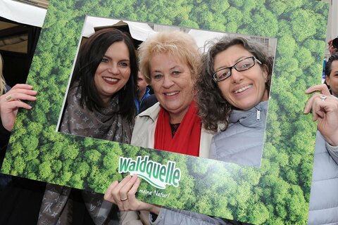LRin Mag.a Astrid Eisenkopf und Landtagspräsidentin Verena Dunst mit Monika Fiala, Geschäftsführerin Waldquelle