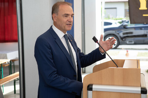 Landesrat Dr. Leonhard Schneemann bei seiner Festansprache.