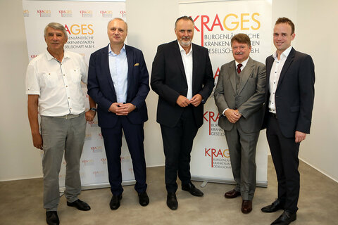Krankenhaus Güssing startet mit zusätzlichem Leistungsangebot: Bürgermeister Vinzenz Knor, KRAGES-Geschäftsführer Mag. Hubert Eisl, MBA, Landeshauptmann Mag. Hans Peter Doskozil, Krankenhaus Güssing-Ärztlicher Leiter Dr. Gerhard Puhr und Kaufmännischer Direktor des Krankenhauses Güssing, Mag. Marc Seper, MSc (v.l.) bei der Präsentation in Güssing.