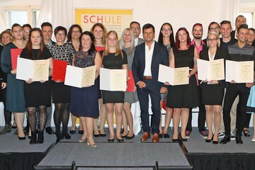 Landesrat Christian Illedits (vorne, Mitte) mit KRAGES-Geschäftsführer Harald Keckeis (links hinten, neben ihm) und den neuen Pflegefachassistentinnen und Pflegefachassistenten nach der Diplomverleihung.