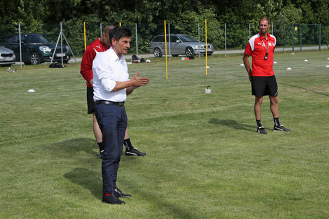 Landesrat Christian Illedits mit dem Sportlichen Leiter der Akademie, Manuel Takacs, sowie Individual-Trainer Klaus Guger und den Jugendlichen der Akademie Burgenland am Trainingsplatz in Oberwart.