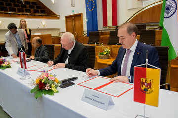 er Bischof der indischen Diözese Kanjirapally, Mar Jose Pulickal, Eisenstadts Diözesanbischof Dr. Ägidius Zsifkovics und Landesrat Dr. Leonhard Schneemann unterzeichneten eine Absichtserklärung zur Pflegepartnerschaft.