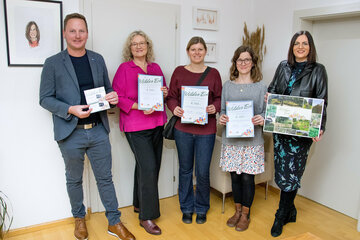 LH-Stv.in Astrid Eisenkopf mit Gerald Zetter aus Bad Tatzmannsdorf, Obmann-Stv. Gärtner Burgenland mit dreien der Gewinner*innen der Aktion „Wildes Eck“. V.l. Gerald Zetter, Kornelia Neugebauer aus Sigleß, Mitglied des Vereins „Wilde Gärtner“, Christina Weidinger i.V. ihres Lebensgefährten Bernd Tobler aus Breitenbrunn, Theresa Friedrichkeit aus Podersdorf, LH-Stv.in Astrid Eisenkopf.