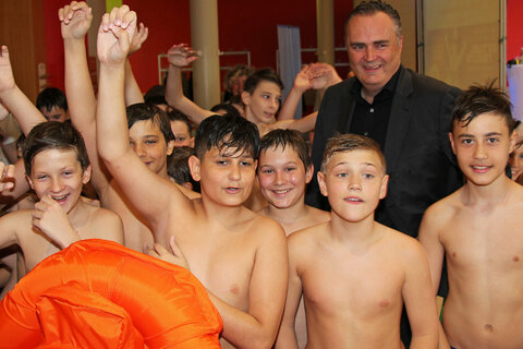 Die längste Virtual Reality Wasserrutsche der Welt in der Sonnentherme Lutzmannsburg wurde von WiBuG Geschäftsführer Mag. Harald Zagiczek, Landeshauptmann Hans Peter Doskozil, Geschäftsführer Mag. Werner Cerutti sowie Landeshauptmann-Stv. Johann Tschürtz offiziell ihrer Bestimmung übergeben (v.l.).