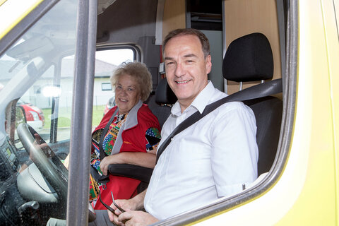 Der mobile Sonnenmarkt – das Sonnenmobil - machte mit Soziallandesrat Leonhard Schneemann und Volkshilfe Burgenland-Präsidentin LAbg. Verena Dunst Station in Königsdorf.