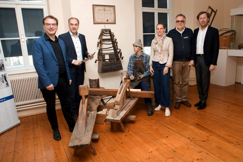 Landesrat Dr. Leonhard Schneemann (2.v.l.) mit Obmann Rudolf Köberl (2.v.r., Museumsverein Pinkafeld), 3. Landtagspräsident, Bürgermeister Mag. Kurt Maczek (r.) Leiter Mag. Gert Polster (Landesmuseum Burgenland) und Vortragender Mag.a Elisabeth Schlögl, MA (3.v.r.) im Stadtmuseum Pinkafeld.