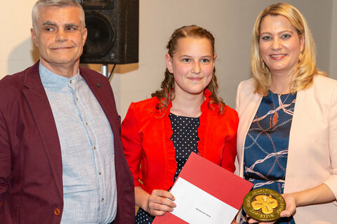 Goldenes Kleeblatt 2018 – Jugendlandesrätin Daniela Winkler und Jugendanwalt Christian Reumann mit Jugend-Sonderpreisträger Matthias Hirsch aus St. Margarethen