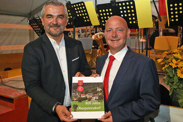 Landesrat Mag. Heinrich Dorner gratulierte Bürgermeister Andreas Tremmel (v.l.) und dem Ortsteil Oberpetersdorf zum 800-jährigen Jubiläum.