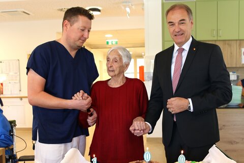 Die Geburtstagstorte mit der Zahl 100 und brennenden Kerzen sorgte beim 100. Geburtstag von Ella Ostermann für einen besonderen Moment.