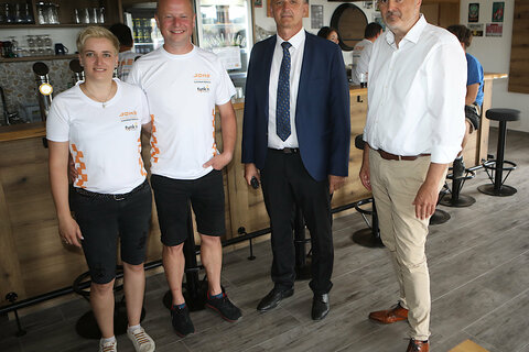 Karin und Johann Kern, Bürgermeister Helmut Kopeszki und Landeshauptmann Hans Peter Doskozil (v.l.).