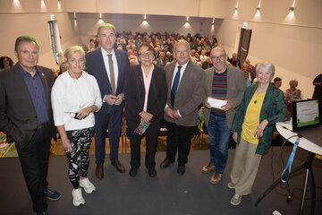 Landesrat Dr. Leonhard Schneemann (3.v.l.) eröffnete gemeinsam mit dem Vorsitzenden des Burgenländischen Landesseniorenbeirates, Landesrat außer Dienst Helmut Bieler, Mag. Grete Krojer, Dr. Karin Grün, den Vorsitzenden-Stellvertretern des Burgenländischen Landesseniorenbeirates Rudolf Strommer und Mag. Josko Vlasich sowie dessen Mitglied des Landesseniorenbeirates, Irmgard Seidler (v.l.) die Veranstaltung in Güssing.