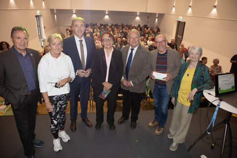 Landesrat Dr. Leonhard Schneemann (3.v.l.) eröffnete gemeinsam mit dem Vorsitzenden des Burgenländischen Landesseniorenbeirates, Landesrat außer Dienst Helmut Bieler, Mag. Grete Krojer, Dr. Karin Grün, den Vorsitzenden-Stellvertretern des Burgenländischen Landesseniorenbeirates Rudolf Strommer und Mag. Josko Vlasich sowie dessen Mitglied des Landesseniorenbeirates, Irmgard Seidler (v.l.) die Veranstaltung in Güssing.