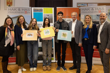 Landeshauptmann-Stellvertreterin Anja Haider-Wallner (2.v.l.), Landesrätin Daniela Winkler (2.v.r.), Obmann Erwin Preiner (3.v.r.), Direktor Hannes Schmid (HAK-HAS Frauenkirchen) und Geschäftsführerin Linda Karner (l., Verein Welterbe Neusiedler See) mit den Preisträgerinnen und dem Preisträger Laura Lentsch (2. Patz), Nora Tatai (Gewinnerin) und Felix Peck (v.l., 3. Platz) bei der Präsentation des Jubiläumslogos für das Welterbe Neusiedler See.