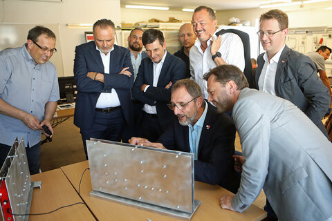 AK-Präsident Gerhard Michalitsch versuchte sich bei einer Station, währenddessen ihm MAZ-Leiter Christian Pelzmann, Landeshauptmann Hans Peter Doskozil, BFI Burgenland-Geschäftsführer-Stellvertreter Rene Höfer, Landesrat Christian Illedits, sowie BFI-Geschäftsführer Jürgen Grandits (r.) sahen ihm unter anderem dabei zu.