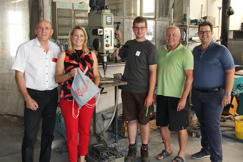 Landesrätin Mag.a (FH) Daniela Winkler gratulierte gemeinsam mit Bürgermeister Josef Ziniel, Vizebürgermeister Matthias Jakob Dosen und Firmenchef Mario Horvath, Meisterbetrieb Schlosserei & Metallbau Horvath, Marcel Wachter zum 3. Platz beim Lehrlingswettbewerb der Metalltechniker