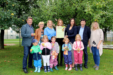 Überreichung des Zertifikats „Naturpark-Kindergarten“ an den Kindergarten Loipersbach. V.l.: Kurt Fischer, Obmann des Naturparks Rosalia-Kogelberg, Loipersbach-Vize-Bgm.in Erna Fürst, LRin Mag.a (FH) Daniela Winkler, Kindergartenleiterin Irmgard Fischer-Graf, LH-Stv.in Mag.a Astrid Eisenkopf, Franz Handler, GF Verband Naturparke Österreich, Mag.a Andrea Sedlatschek, ARGE Naturparke Burgenland-Koordinatorin mit Kindern des Kindergartens Loipersbach