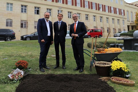 Landeshauptmann Mag. Hans Peter Doskozil mit dem Berater für Agrarangelegenheiten der Botschaft des Königreichs der Niederlande, Koen van Ginneken, und seiner Exzellenz Aldrik Gierveld, dem Botschafter des Konigreichs der Niederlande (v. l. n. r.), im Rahmen der Übergabe des Jubiläumsgeschenks in Form niederländischer Blumenzwiebel vor dem Eisenstädter Landhaus.