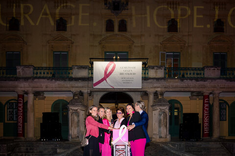 v.l.n.r.: Landeshauptmann-Stellvertreterin Anja Haider-Wallner, Veronika Haselbeck und Linda Zajer (Estée Lauder Companies), Àgnes Ottrubay, Landtagspräsidentin Astrid Eisenkopf und Gerhard Krammer.
