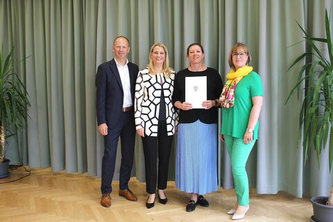 Schulsportgütesigel Bronze: Bildungslandesrätin Daniela Winkler, Harald Ziniel, Fachinspektor für Bewegung und Sport in der Bildungsdirektion Burgenland und ecole-Direktorin Karin Schneemann mit den Ausgezeichneten.