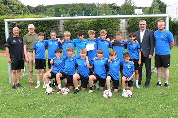 Ernst Hahnekamp, Direktor Johannes Pachinger, Sportlandesrat Heinrich Dorner und Markus Böcskör mit der Landessieger-Mannschaft des Theresianums.