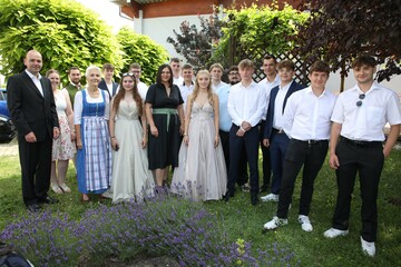 Agrarreferentin Landeshauptmann-Stellvertreterin Mag.a Astrid Eisenkopf (1. Reihe, 3. v.l.), Fachschuldirektorin Dir.in Prof.in Ing.in Eva Ackerl BEd MA MSc (4.v.l.), Klassenvorstand DI Peter Stockhammer (links) und die Geschäftsführerin der Lehrlings- und Fachausbildungsstelle in der Landwirtschaftskammer Burgenland Manuela Wurzinger (2.v.l.) mit den erfolgreichen Absolventinnen und Absolventen bei der Facharbeiterbriefverleihung in der Landwirtschaftlichen Fachschule Eisenstadt