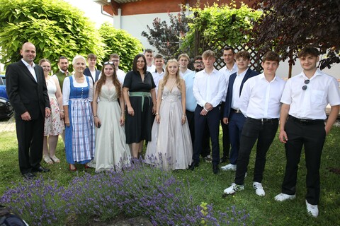 Agrarreferentin Landeshauptmann-Stellvertreterin Mag.a Astrid Eisenkopf (1. Reihe, 3. v.l.), Fachschuldirektorin Dir.in Prof.in Ing.in Eva Ackerl BEd MA MSc (4.v.l.), Klassenvorstand DI Peter Stockhammer (links) und die Geschäftsführerin der Lehrlings- und Fachausbildungsstelle in der Landwirtschaftskammer Burgenland Manuela Wurzinger (2.v.l.) mit den erfolgreichen Absolventinnen und Absolventen bei der Facharbeiterbriefverleihung in der Landwirtschaftlichen Fachschule Eisenstadt