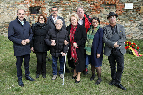 Landesrat Dr. Leonhard Schneemann, Vorstandsvorsitzende des Vereines RE.F.U.G.I.U.S., Dr. Christine Teuschler, Rechnitzs Bürgermeister Martin Kramelhofer (hinten), Vorstands-Vorsitzender Dr. Ludwig "Lutz" Popper, Landtagsabgeordnete Verena Dunst, Horst Horvath (Kassier des Vereines RE.F.U.G.I.U.S., und Verlagsleiter), Vizepräsidentin Claudia Prutscher (Israelitische Kultusgemeinde Wien) und Vorstandsvorsitzender Paul Gulda (Verein RE.F.U.G.I.U.S.) (v.l.) beim Kreuzstadl in Rechnitz.