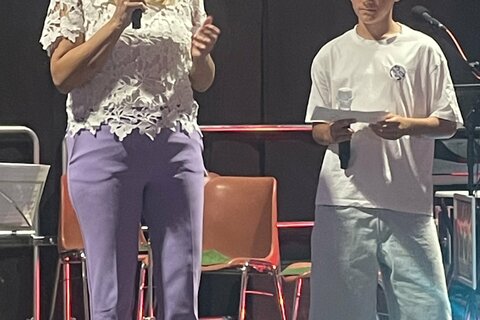 Bildungslandesrätin Mag.a (FH) Daniela Winkler gratulierte Schulleiterin Karin Müller und ihrem Team zum 50-jährigen Jubiläum der Mittelschule Siegendorf.