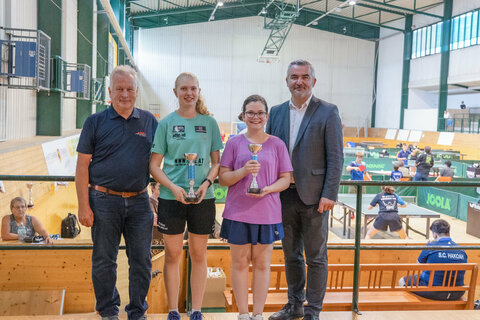 Bei den ASVÖ Bundesvergleichskämpfen im Tischtennis schnitten burgenländische Teilnehmerinnen besonders gut ab: (v.l.) ASVÖ Burgenland Präsident Robert Zsifkovits, Elina Fuchs, Luzia Regner, Landesrat Heinrich Dorner.