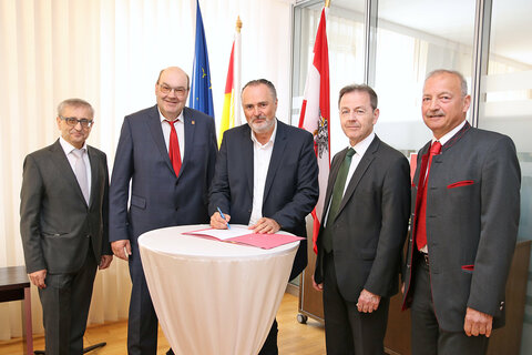 Bei der Angelobung: LH Hans Peter Doskozil unterschrieb das Dekret, mit dem NR DI Nikolaus Berlakovich für weitere fünf Jahre als Präsident der LWK Burgenland bestellt wird. V.l.: LWK-Dir. DI Josef Kugler, KR Michael Glauber, LWK, LH Hans Peter Doskozil, LWK-Präs. DI Nikolaus Berlakovich, LWK-Vizepräs. Werner Falb-Meixner