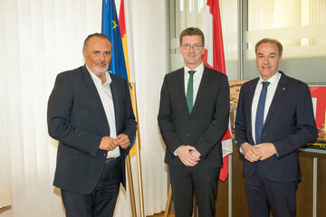(v.l.n.r.) Landeshauptmann Hans Peter Doskozil mit Dänemarks Botschafter Christian Gronbech-Jensen und Landesrat Leonhard Schneemann.
