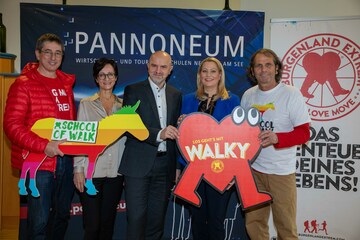 tellten die neue Bewegungsinitiative Walky im Rahmen von Burgenland Extrem – School of Walk vor (v.l.): Burgenland-Extrem-Organisator Mag. Josef Burkhardt, Mag.a Alexandra Laminger, Bildungsdirektor Mag. Heinz Josef Zitz, Bildungslandesrätin Daniela Winkler und Michael Oberhauser, Burgenland-Extrem-Organisator