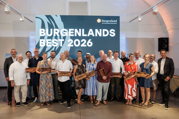 Die Vertreter:innen der ausgezeichneten Gastronomiebetriebe gemeinsam mit Landesrat Heinrich Dorner (1.v.l.) und Burgenland Tourismus-Geschäftsführer Didi Tunkel (1.v.r.).
