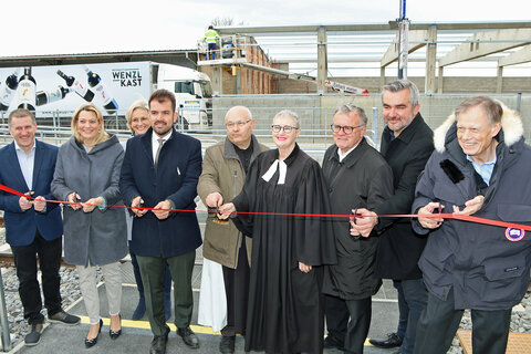 Durchschneiden des Eröffnungsbandes am neuen Bahnhof Gols. V.l. Prok. Ing. Jürgen M. Huber, Swietelsky AG - ZNL Bahnbau Wien, LRin Mag.a Daniela Winkler, Dir.in Petra Beck, MS Gols, Bgm. Kilian Brandstätter, Pater Meinrad Tomann, Pfarrerin Mag.a Ingrid Tschank, LH a.D. Hans Niessl, LR Mag. Heinrich Dorner, Dr. Gernot Grimm, GF Neusiedler Seebahn GmbH