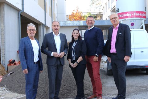 Ewald Schlaffer, Projektleiter Soziale Dienste Burgenland GmbH, Soziallandesrat Leonhard Schneemann, Pflegedienstleiterin Katharina Gartner, Bernhard Luef, Heimleiter des Pflegewohnhauses Oberpullendorf – St. Peter und Andreas Predl, Geschäftsführer Burgenländische Pflegeheim Betriebs-GmbH vor dem zukünftigen Hospiz.