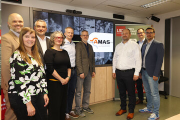 Landesrat Heinrich Dorner mit ExpertInnen von GeoSphere Austria sowie des Landes bei der Informationsveranstaltung zum „Austrian Multi-Hazard Impact-based Advice Service“ (AMAS) von GeoSphere Austria.