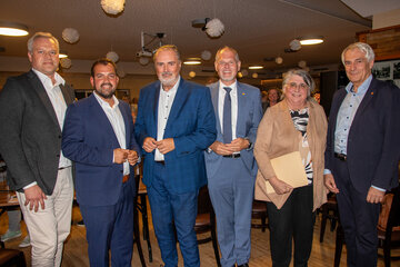 Baumeister Ing. Christian Hofstädter, Projektleiter für den Klinikbau, Golser Bürgermeister LAbg. Kilian Brandstätter, Landeshauptmann Hans Peter Doskozil, Mag. Franz Öller, MBA, MPH, kaufmännischer Geschäftsführer der Gesundheit Burgenland, Bausachverständige Ing.in Hannelore Ursula Horak und Univ.-Prof. Dr. Stephan Kriwanek, medizinischer Geschäftsführer Gesundheit Burgenland.