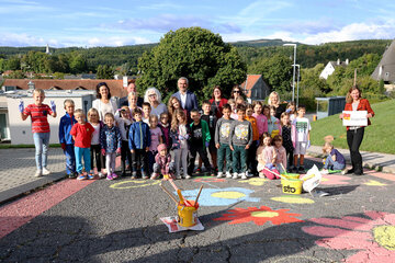 Landesrat Heinrich Dorner präsentiert die Malaktion „Blühende Straßen“ in Volksschulen