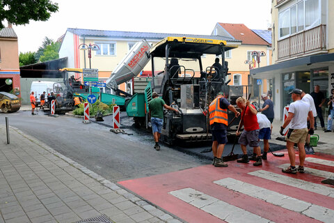 Die Asphaltierungsarbeiten an der Kreuzung Michael Koch Straße – Judengasse