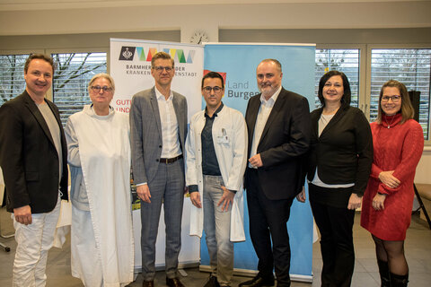 Der Geschäftsführer der Krankenhaus der Barmherzigen Brüder Eisenstadt GmbH, Robert Maurer MSc, MBA, Prim. Dr. Peter Zarits und Landeshauptmann Mag. Hans Peter Doskozil mit der Kollegialen Füh-rung des Krankenhauses der Barmherzigen Brüder.