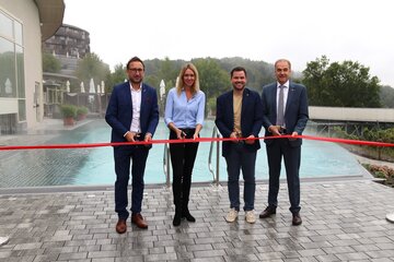 Bürgermeister Jürgen Dolesch, Geschäftsführerin Manuela Klawatsch, Manager Marcel Pomper und Wirtschaftslandesrat Leonhard Schneemann bei der Eröffnung.