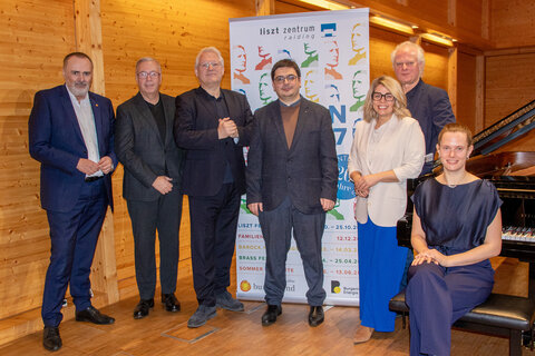 Landeshauptmann Hans Peter Doskozil mit Kammersänger Herbert Lippert, Intendant Eduard Kutrowatz, Pianist Martin Ivanov, Kulturbetriebe-Burgenland-Geschäftsführerin Claudia Priber, Intendant Johannes Kutrowatz und Pianistin Sophie Druml bei der Präsentation der heurigen Konzertpräsentation.