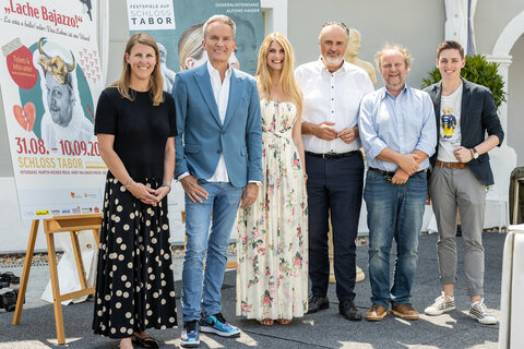 Landeshauptmann Hans Peter Doskozil (3.v.r.) präsentierte gemeinsam mit Intendant Alfons Haider (2.v.l.) und KBB-Chefin Barbara Weißeisen-Halwax (l.) sowie den Künstlern das Programm auf Schloss Tabor.