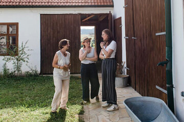 Landeshauptmann-Stellvertreterin Anja Haider-Wallner besichtigt den entsiegelten Innenhof von Frau Irene Schrödl (links) in Weppersdorf.