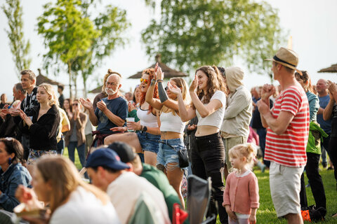 Das See Opening 2025 im Burgenland hat einmal mehr seine Bedeutung als Saisonauftakt unter Beweis gestellt. Trotz durchwachsenen Wetters am ersten Wochenende und eines verregneten Sonntags zum Abschluss genossen heuer wieder mehr als 45.000Besucher:innen das vielfältige Programm und die einzigartigen Kulissen des Neusiedler Sees und Neufelder Sees.