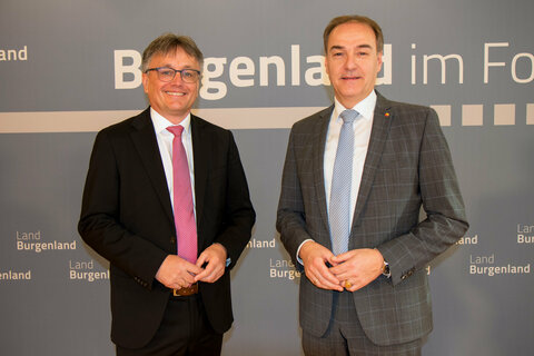 Mag. Michael Gerbavsits, Ge-schäftsführer der Wirtschaftsagentur Burgenland GmbH., und Wirtschaftslandesrat Dr. Leonhard Schneemann.