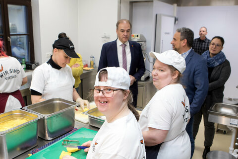 Soziallandesrat Dr. Leonhard Schneemann überzeugte sich über die gute Arbeit der Klientinnen und Klienten beim Kochen im Küchengebäude von VAMOS.