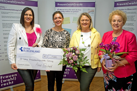 Landeshauptmann-Stellvertreterin Mag.a Astrid Eisenkopf (l.) überreichte der Frauenberatungsstelle Güssing einen Scheck im Wert von 1.000 Euro. Am Foto von links: Mag.a Astrid Eisenkopf, Geschäftsführerin Mag.a Magdalena Freißmuth, AMS Burgenland-Geschäftsführerin Mag.a Helene Sengstbratl und Landtagsabgeordnete Verena Dunst (v.l.).