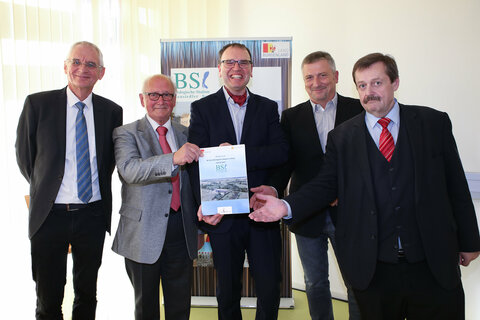 Präsentierten die Festschrift zum Jubiläum (v.l.n.r.):  Univ.-Prof. Dr. Franz Allerberger, ehemaliger Leiter der Abteilung Öffentliche Gesundheit der AGES, Univ. Prof. Dr. Alois Herzig, Leiter der Biologischen Station von 1991 bis 2011, Gruppenvorstand WHR DI Josef Wagner, Amt der Bgld. Landesregierung, und Forschungskoordinator Mag. Werner Gruber